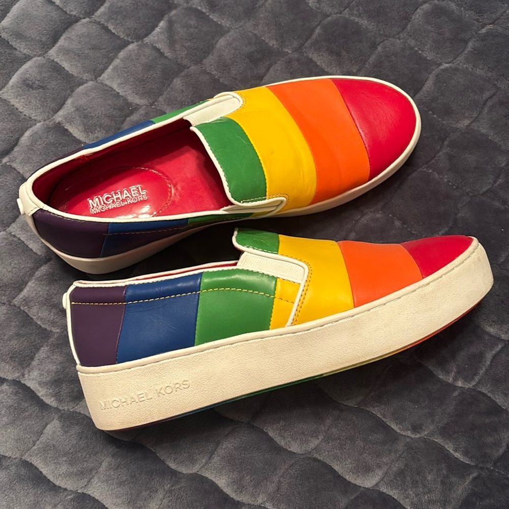 Michael Kors Pride Shoes
No scuffs. Minimal wear on bottoms only…see photo.